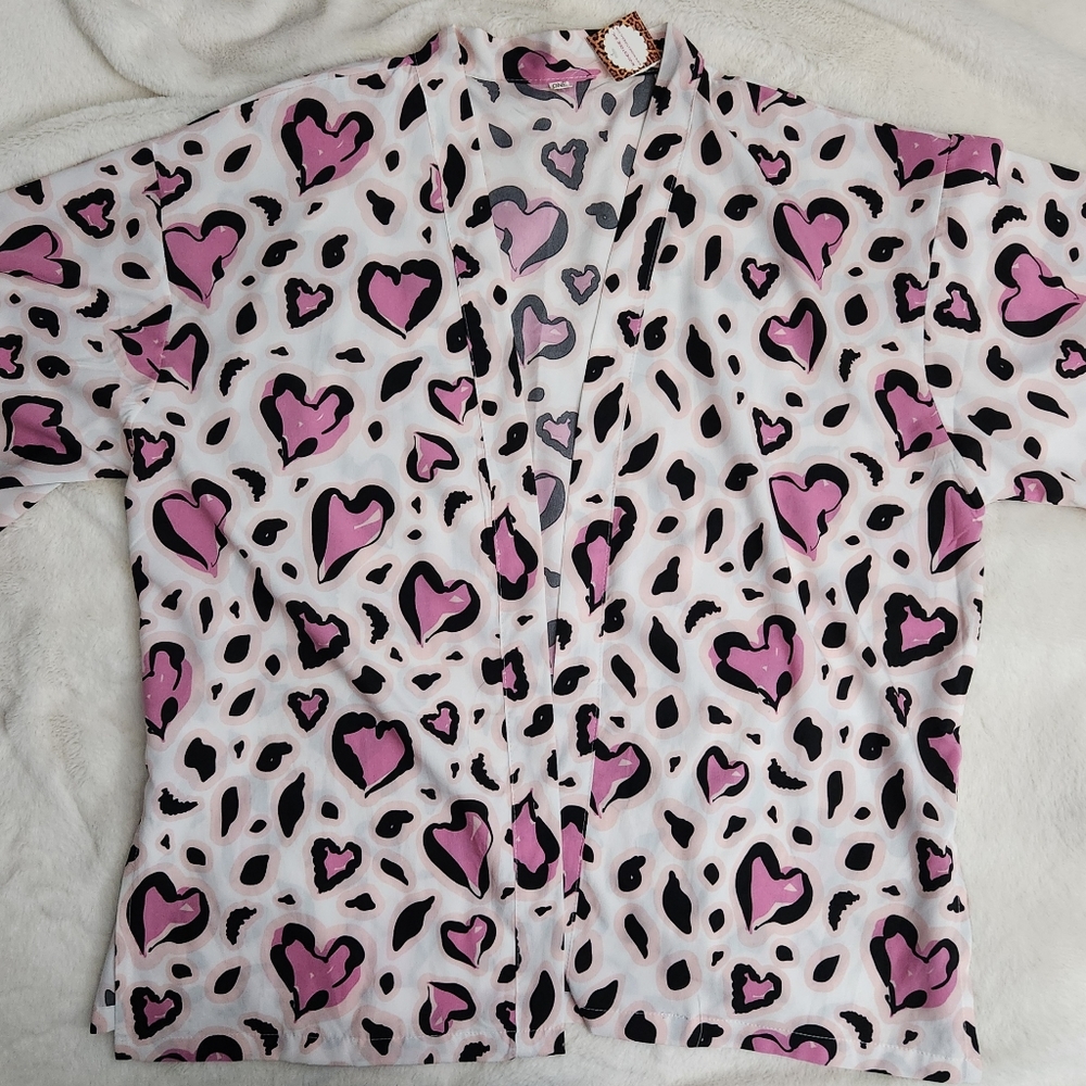 New never worn 100% polyester  short kimono/duster with pink hearts outlined bla